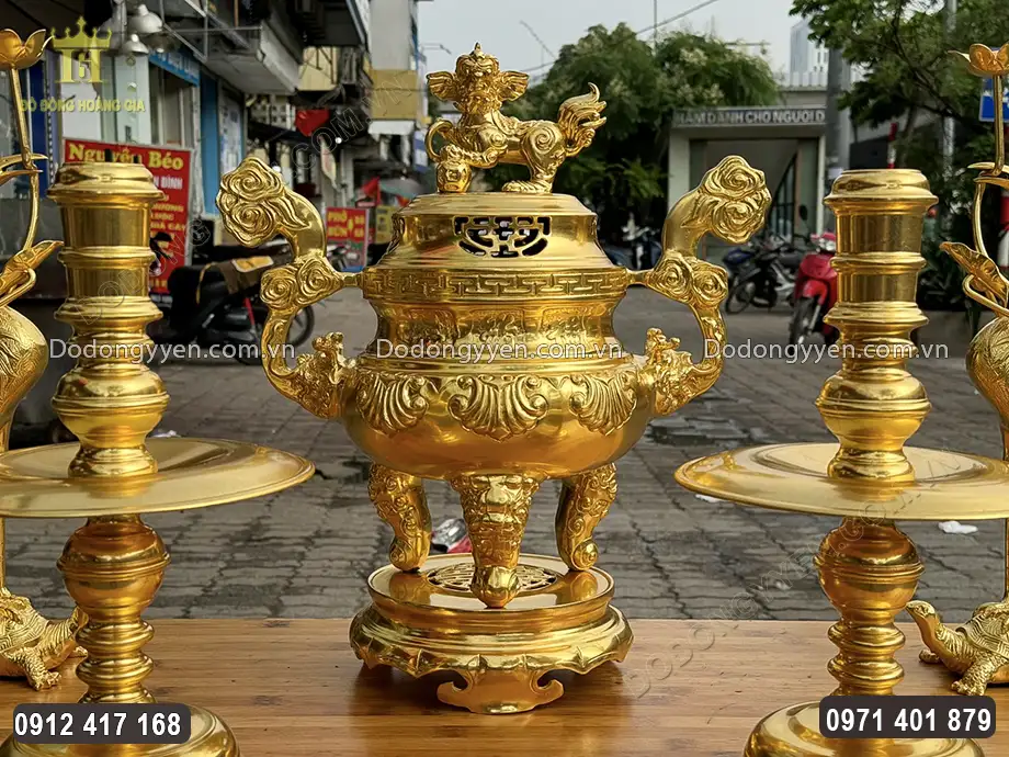 Từng họa tiết hoa văn đều được c&aacute;c nghệ nh&acirc;n chăm ch&uacute;t v&ocirc; c&ugrave;ng tỉ mỉ